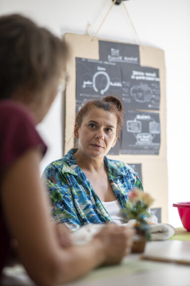 Des femmes éloignées de l’emploi ou en reconversion suivent une formation culinaire qualifiante avec l'association Petit à petit.