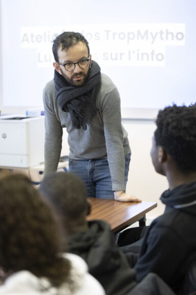 Lumières sur l’Info forme les jeunes du Val d’Oise au décryptage de l’actualité et à la création de vidéos pédagogiques.