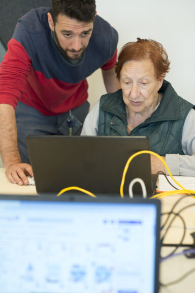 Bénéficiaire accompagnée pour l'aider à faire sa commande de courses en ligne au centre social Denentzat, avec le soutien de la Fondation Transdev