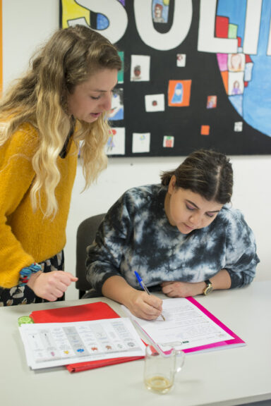 À Billère (64), la Maison des Citoyens du Monde accompagne les demandeurs d’asile et les réfugié.e s et les outillent dans le but de les aider à s’intégrer plus facilement dans la société française.