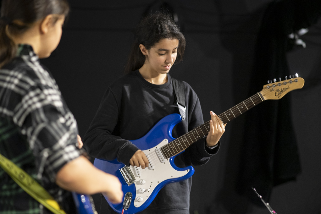 L’école de musique constitue un maillon d'un programme général d'accès à la pratique musicale dont le différents volets sont complémentaires, ce qui donne une cohérence d'ensemble à la démarche de Topophone et renforce son impact social. Les partenariats avec d’autres acteurs éducatifs et sociaux implantés dans les quartiers facilite le repérage des jeunes qui ont réellement besoin de l’accompagnement, et d’une manière plus générale, permettent de s ‘appuyer sur les ressources et les énergies présentes sur le territoire, garantie d’un projet qui n’est pas « hors sol ». L’école développe une pédagogie adaptée aux jeunes en difficulté scolaire, qui privilégie la pratique ludique de l'instrument par le biais d’un apprentissage collectif. Enfin, pour les familles en difficultés financières, l’association peut prendre en charge le prêt de l’instrument, les coûts d’inscription et même les déplacements entre domicile et école. Ce sont autant de points forts de ce projet, qui ont convaincu la fondation d’apporter une aide de 15 000 € dédiée à la location de studios, l’achat de matériel musical ou d’instruments et la fabrication de supports pédagogiques.