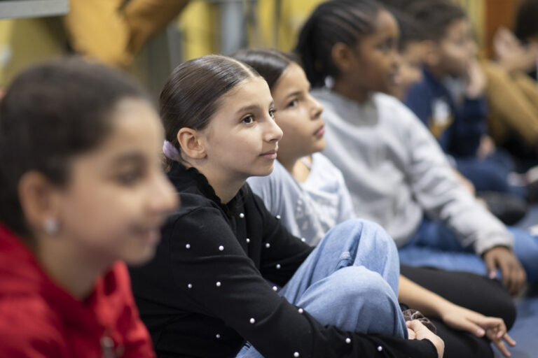 Un projet éducatif pour éveiller à l’art et à la culture des enfants en situation de fragilité, de façon sensible, inclusive et engageante.