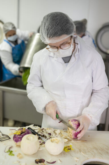 Ameli Provence remobilise des personnes éloignées de l’emploi avec des parcours de qualification vers des métiers ou secteurs en tension.