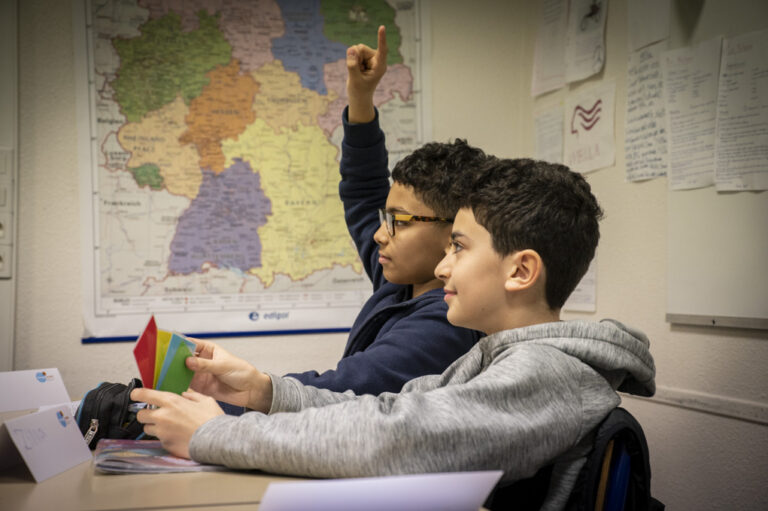 Énergie Jeunes met en œuvre des programmes pédagogiques et lèvent les freins à la réussite scolaire des élèves en primaire et au collège.