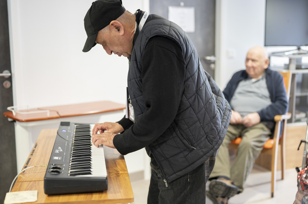 La fondation a cofinancé à hauteur 15000 € les intervenants artistiques mobilisés en 2022/2023 dans trois établissements partenaires du parcours : une maison d’accueil spécialisée recevant des adultes handicapés et deux EHPAD. Un soutien apporté après une première édition qui avait connu un grand succès et un réel impact. Le parcours Santé, dont le programme est co-construit avec les établissements et leurs résidents, a pris d’autant plus de sens qu’il a vu le jour après les « années Covid », qui ont renforcé le sentiment d’isolement voire d’exclusion des publics concernés L’initiative contribue à donner ou redonner une visibilité à ces structures, amenées à travailler malgré elles en marge de la société, ainsi qu’aux personnes qu’elles accueillent.