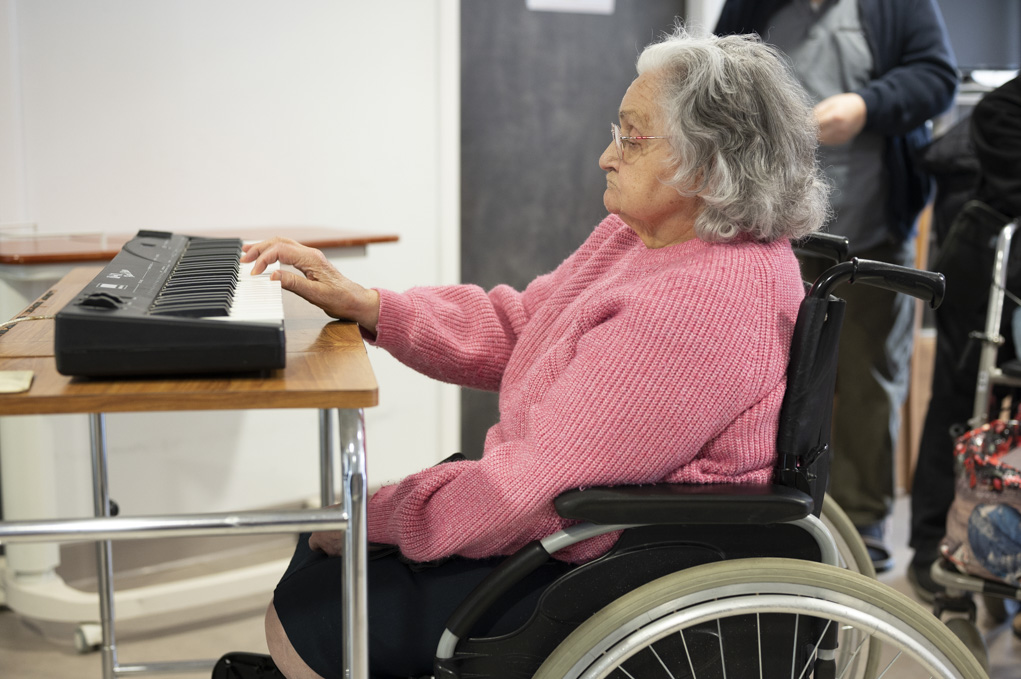 La fondation a cofinancé à hauteur 15000 € les intervenants artistiques mobilisés en 2022/2023 dans trois établissements partenaires du parcours : une maison d’accueil spécialisée recevant des adultes handicapés et deux EHPAD. Un soutien apporté après une première édition qui avait connu un grand succès et un réel impact. Le parcours Santé, dont le programme est co-construit avec les établissements et leurs résidents, a pris d’autant plus de sens qu’il a vu le jour après les « années Covid », qui ont renforcé le sentiment d’isolement voire d’exclusion des publics concernés L’initiative contribue à donner ou redonner une visibilité à ces structures, amenées à travailler malgré elles en marge de la société, ainsi qu’aux personnes qu’elles accueillent.