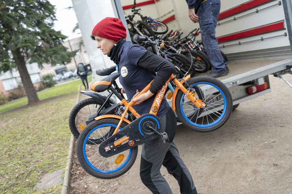 Les Ateliers de l’Audace récupèrent des vélos, les réparent puis les remettent en circuit en les donnant ou en le vendant à bas prix.