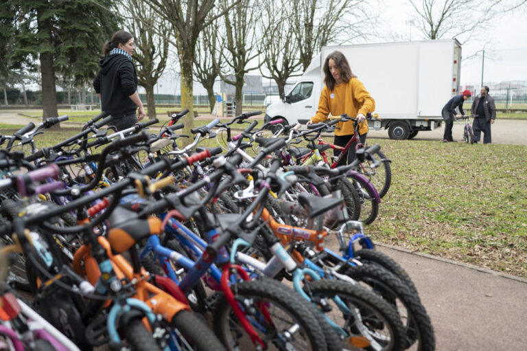 Les Ateliers de l’Audace récupèrent des vélos, les réparent puis les remettent en circuit en les donnant ou en le vendant à bas prix.