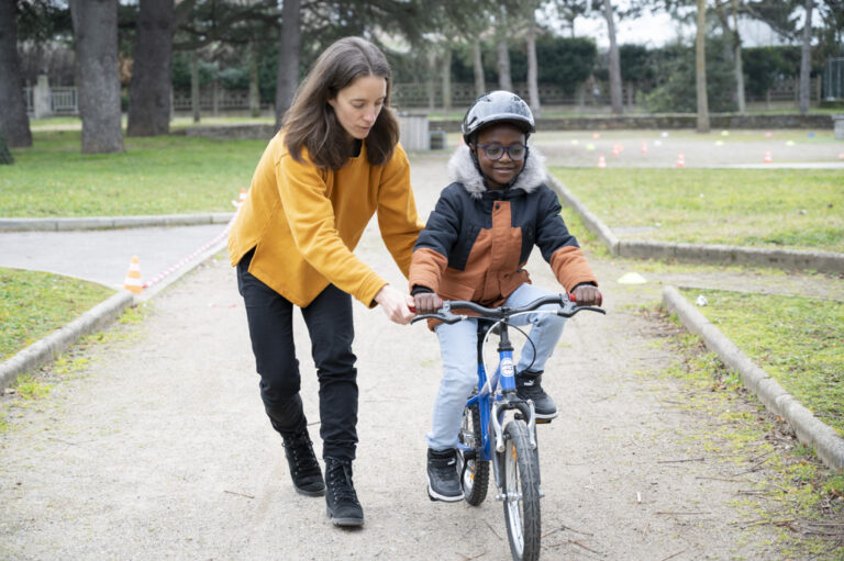 Les Ateliers de l’Audace récupèrent des vélos, les réparent puis les remettent en circuit en les donnant ou en le vendant à bas prix.