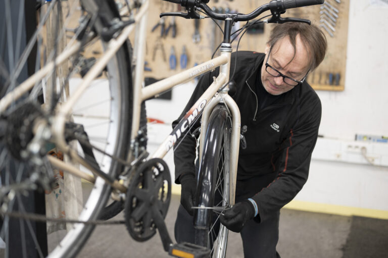 Les Ateliers de l’Audace récupèrent des vélos, les réparent puis les remettent en circuit en les donnant ou en le vendant à bas prix.