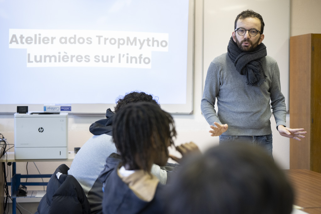 Lumières sur l’Info forme les jeunes du Val d’Oise au décryptage de l’actualité et à la création de vidéos pédagogiques.