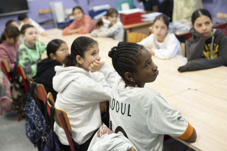 Le Sens de l’École aide les enfants défavorisés à voir l’école comme une chance, pour révéler leur potentiel et construire leur avenir.