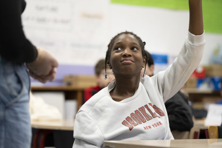 Le Sens de l’École aide les enfants défavorisés à voir l’école comme une chance, pour révéler leur potentiel et construire leur avenir.