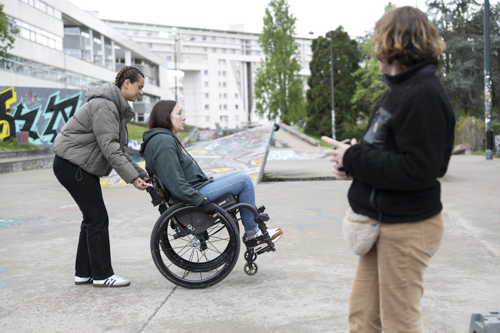 Comme les autres : un accompagnement hors norme pour aider les personnes handicapées moteur à rebondir et reprendre leur vie en main.