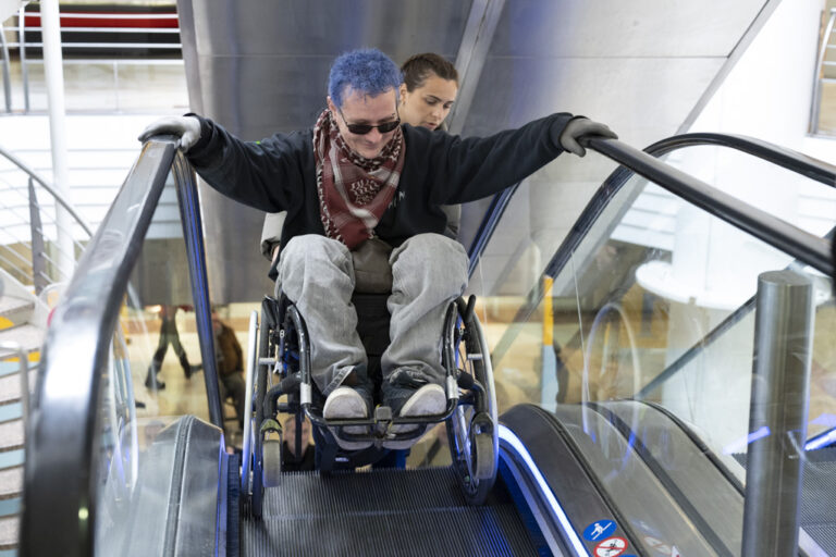 Comme les autres : un accompagnement hors norme pour aider les personnes handicapées moteur à rebondir et reprendre leur vie en main.